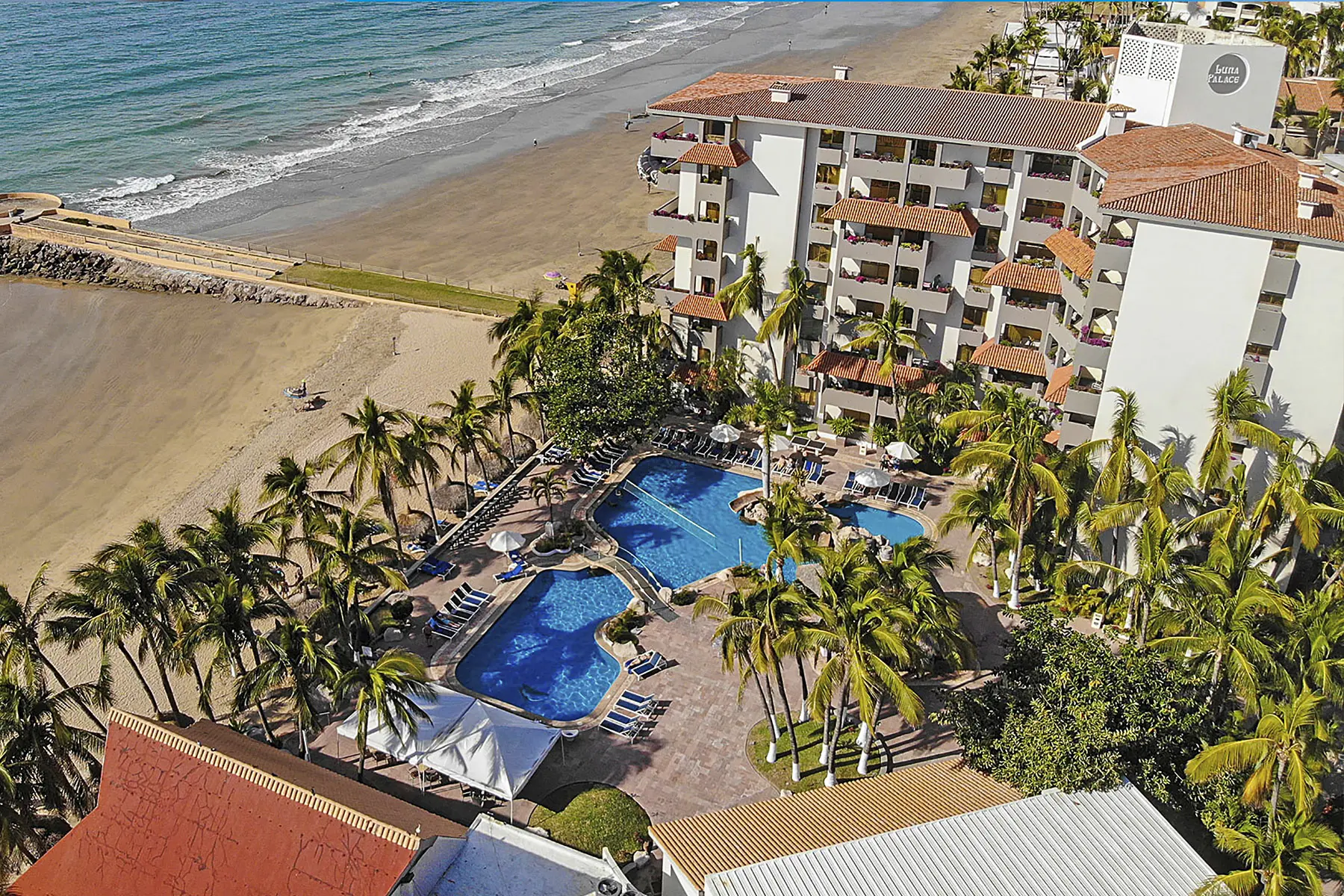 Fachada de Hotel Luna Palace vista panorámica, incluyendo alberca, área de playa Zona Dorada Mazatlán