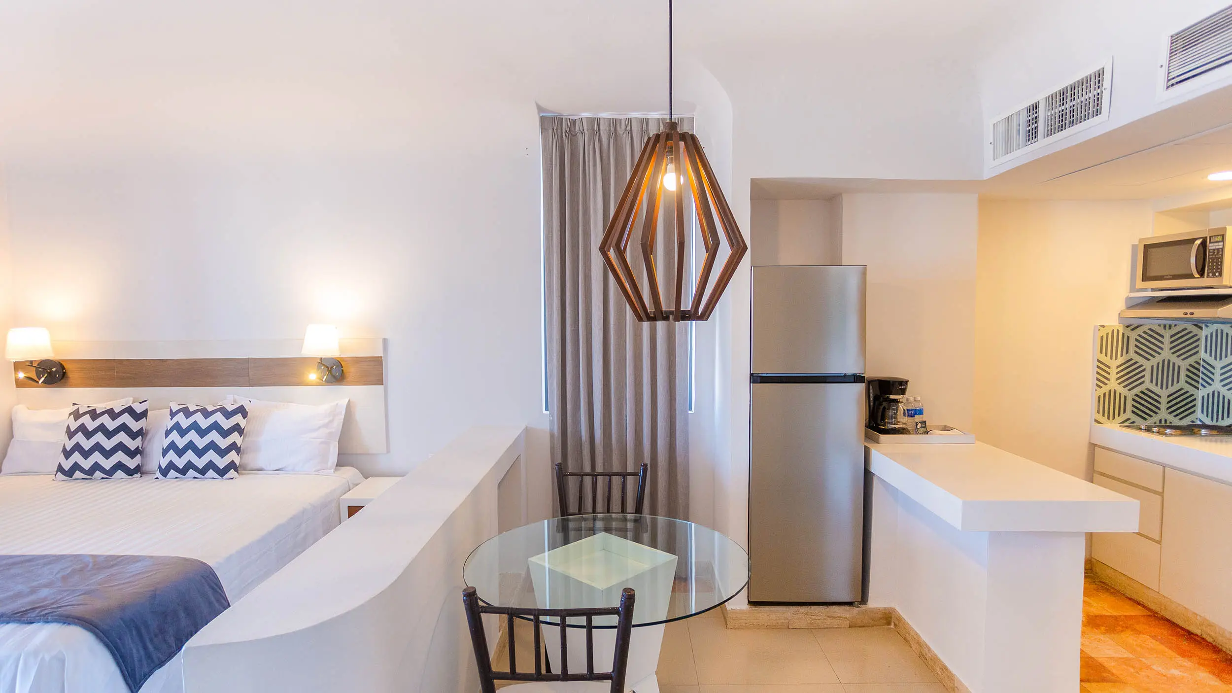 Habitacion tipo estudio con comedor, refrigerador y microondas en hotel Luna Palace Mazatlan